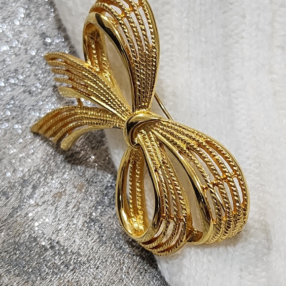 Classic Gold plated Bow Tie Brooch 🎀 - Picture 5 of 6